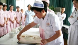 护理操作能手进社区 推动社区护理促和谐