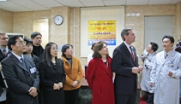 美国卫生部长一行来我院参观考察