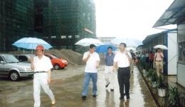 沈厅长冒雨视察洪河医院迁建项目建设工地及医科附院洪河综合门诊部