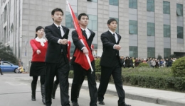 心与国旗、院旗一起飞扬——我院隆重举行新年升旗仪式并正式启用院徽、院训、标准字体