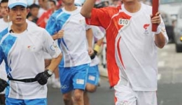 我院曾俊入选抗震英模火炬手，27名职工现场迎圣火