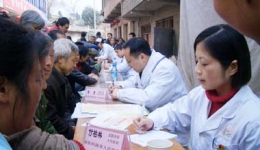 义诊春风吹满地 雷锋精神暖人心
