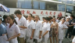 我院医务人员踊跃参与爱心无偿献血