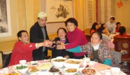 我院与地震伤员共迎新春