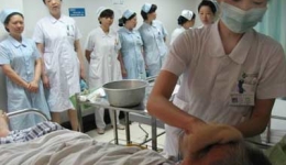 护理部组织院内“优质护理服务示范工程”试点病房现场会