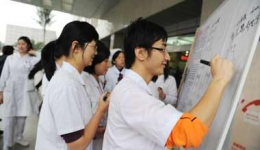 门急诊医技总支将敬老爱老落到实处
