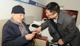 院领导看望慰问老红军李哲民