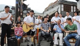 我院组织5.12地震伤员相聚水磨小镇