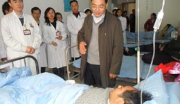 我院在泸定下乡医务人员奋力抢救矿难民工