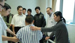 香港“站起来”陈启明教授一行来我院看望地震伤员