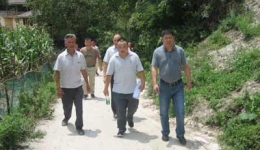 党委副书记吴琦率队到茂县土门乡万安村调研