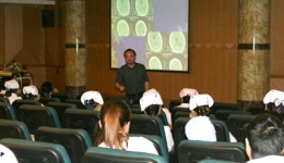 外科党总支举办“践行群众路线，构建和谐医患关系”讲座