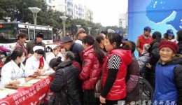 崇州分院在雷锋纪念日开展义诊活动