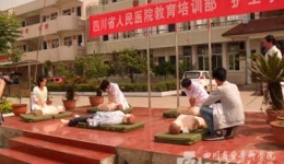 教育培训部和护校党支部到净皇学校培训急救技能