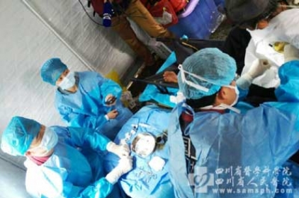 我院三名队员在帐篷医院手术室内完成首例手术