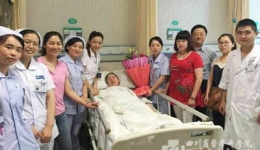 呼吸科党支部关爱退休职工