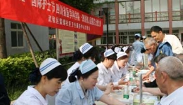 护理部组织专家到簇锦社区义诊