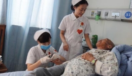 城东病区团总支在重阳节开展敬老爱心活动