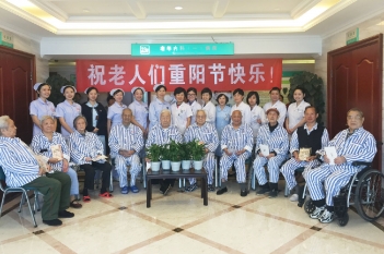 与老人共度重阳节