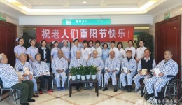 老年内一病房与老人共度重阳