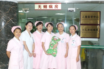 和新生儿在一起