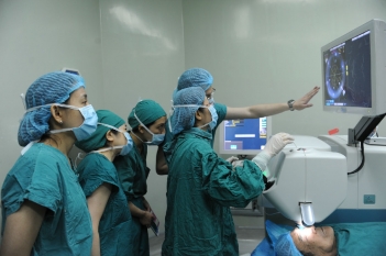 成功开展西南地区首例飞秒激光辅助白内障超声乳化术