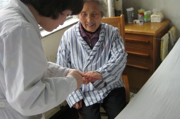 眼科优质护理服务示范病房——为患者剪指甲