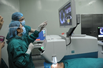 成功开展西南地区首例飞秒激光辅助白内障超声乳化术