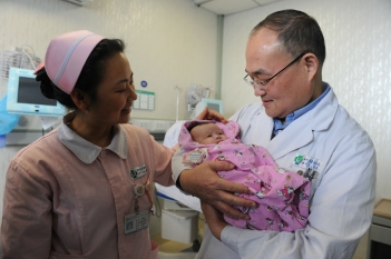 关爱来自拉萨的新生儿小丹增