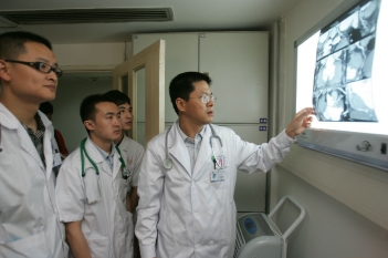 学科带头人黄克力（右）