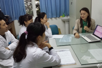 与韩国医生交流