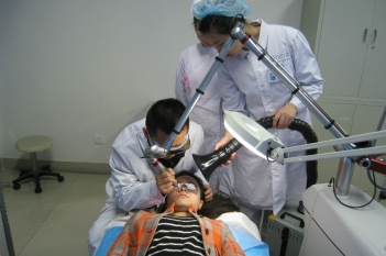 黑脸娃娃治疗毛孔粗大