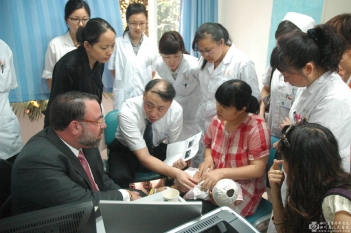 国内外知名专家学术交流会诊