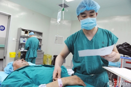 在“女儿国”演绎不一样的温柔：记可爱的男护士们