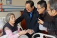 院领导将温暖送到生病住院职工病床前