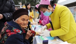 四川日报：村民家门口体检