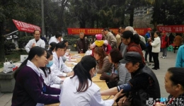 内科党总支到百花社区开展学雷锋义诊活动