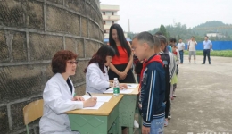 我院眼科暨省防盲办赴仪陇县银山小学进行爱眼日义诊 