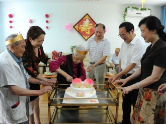 为高龄老人集体庆生（一）