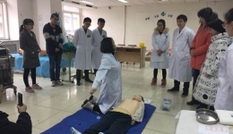 内科创新开展实习同学技能培训