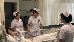 危急时刻方显英雄本色 救死扶伤彰显天使情怀