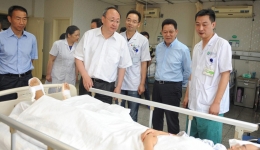 尹力省长到我院看望慰问地震伤员和医务人员