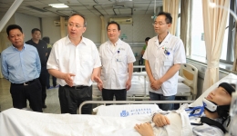 尹力省长到我院看望慰问地震伤员和医务人员