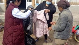 结对帮扶护校党总支开展“送冬衣、暖人心”主题党日活动