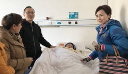 呼吸与危重症医学科党支部利用午休时间看望退休黄主任