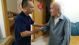 ���˲���չ��һ�߷�ο�ʻ