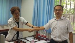 退休专家党员杨燕华为老同志健康咨询暖人心