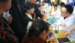 我院举行“栓不住，动起来”重阳节多学科联合义诊活动