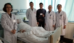 我院输血科率先在全国向患者发放输血安全警示卡