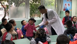 《医生来了》主持人走进胜西小学普及爱眼知识